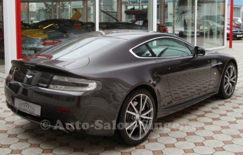 ASTON MARTIN V8 (01/01/2011) - 